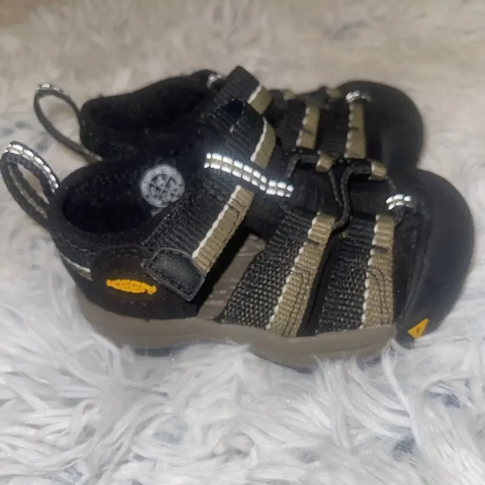 Keen black tan size 4 water shoes